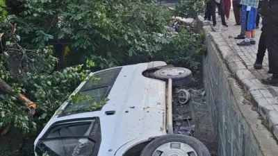 Elazığ’da minibüs bahçeye uçtu
