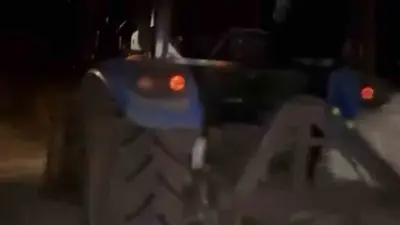 Sürücülerin kazayı fark etmesi için yola saman balyası koyarken otomobil çarptı