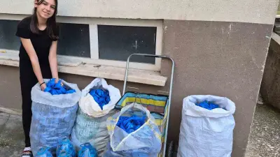 Depremzedelere yardım etmek için 1 ton mavi kapak topladı