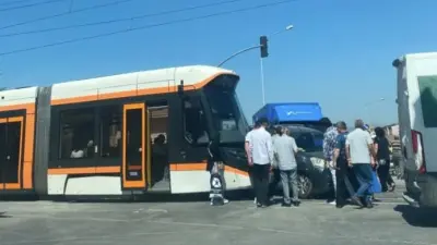 Eskişehir’de tramvay ile araç çarpıştı, seferlerde aksama yaşandı