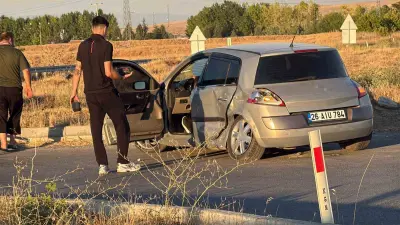 Eskişehir’de iki araç kavşakta çarpıştı: 3 yaralı