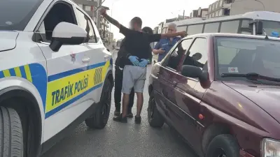 Çalışır haldeki otomobilde uyuyan 2 kişiyi polis güçlükle uyandırdı, araçta 13 sentetik hap ele geçirildi