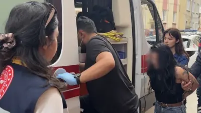 Küçük çekiçle apartmanı birbirine katan kadının korkan çocuğunu polis sakinleştirdi
