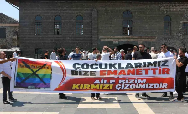 Van İnsan Hakları Derneği’nin LGBT bayrağı açmasına Diyarbakır’dan tepki