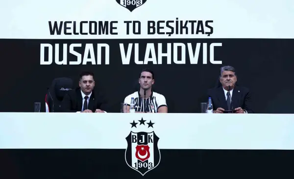 Dusan Vlahovic, yaklaşık 20 bin taraftarın önünde imzayı attı