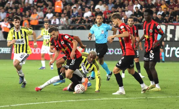 Trendyol Süper Lig: Gençlerbirliği: 1 - Fenerbahçe: 1 (İlk yarı)