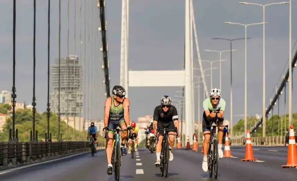 Dünyanın ilk ve tek kıtalararası triatlon heyecanı İstanbul’da yaşandı