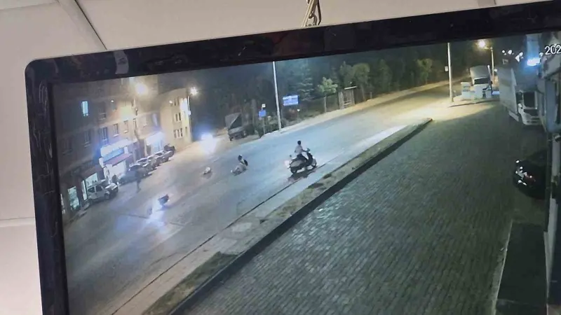 Karşıdan karşıya geçmeye çalışan çocuğa motosikletin çarptığı kaza kamerada