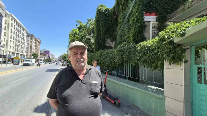15 yıldır gönüllü olarak çalıştığı ’Sarmaşıklı Cami’ye gözü gibi bakıyor