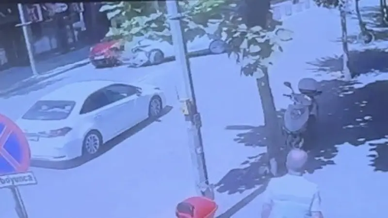 Eskişehir’de U dönüşü yapan otomobile başka bir otomobilin çarpma anı kamerada