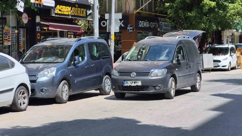 Şair Fuzuli Caddesi çift sıra parktan kurtulamıyor
