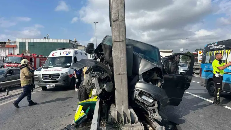Küçükçekmece E5’te yaz kursuna giden çocukları taşıyan araç önce bariyere ardından direğe çarptı: 12 çocuk ve şoför yaralandı