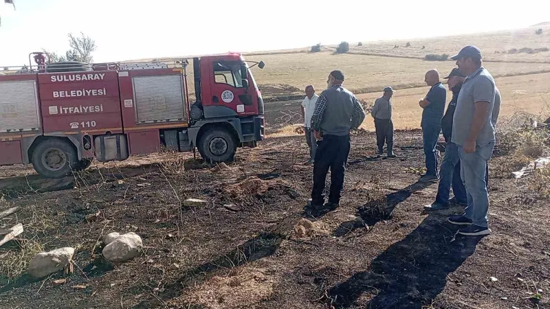 Ocaklıktan çıkan kıvılcımlar otluk alanda yangına neden oldu