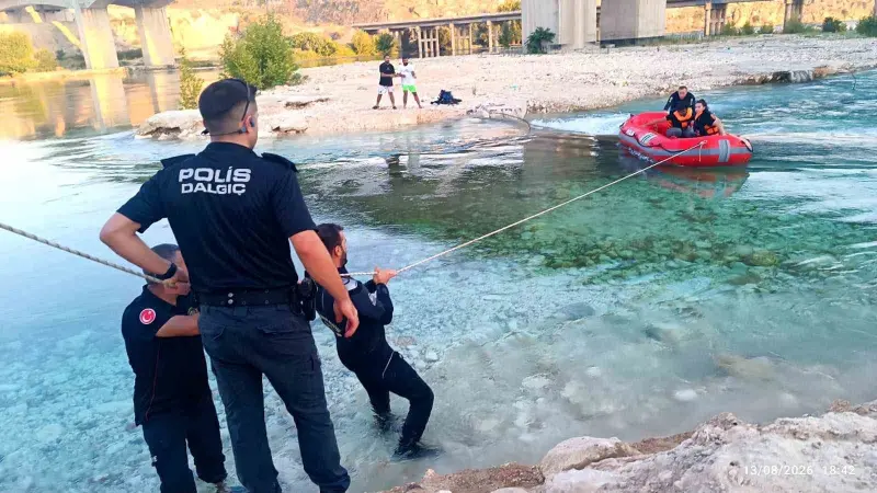 Piknik yaparken köprü altında mahsur kalan 6 kişi kurtarıldı