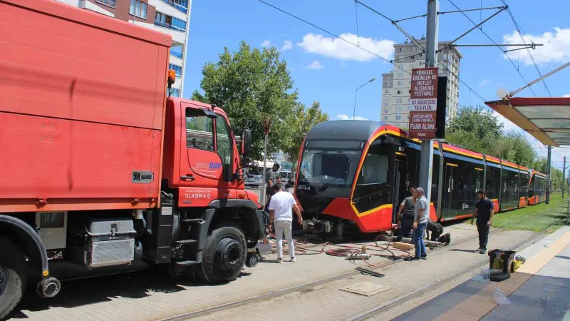 Tramvayın çarptığı genç kadın hayatını kaybetti