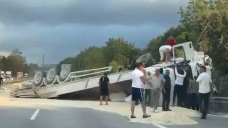 Anadolu Otoyolu’nda kum yüklü tır devrildi