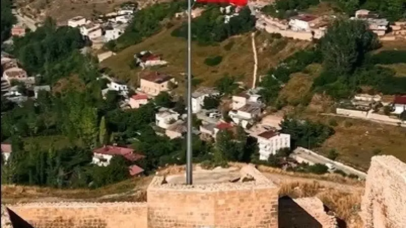 Bayburt Kalesi’nde Türk Bayrağı yenilendi