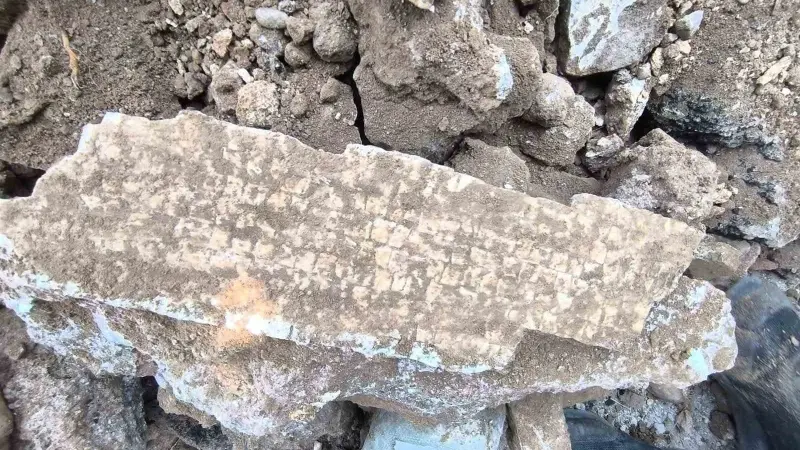 Alt yapı çalışmaları esnasında kepçeyle kazı yapılırken mozaik bulundu