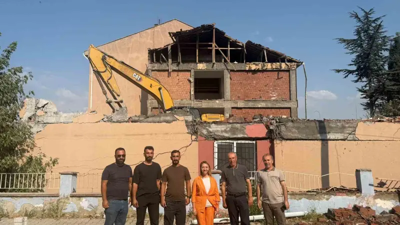 Deprem riski olan Atatürk Ortaokulu yıkılıyor
