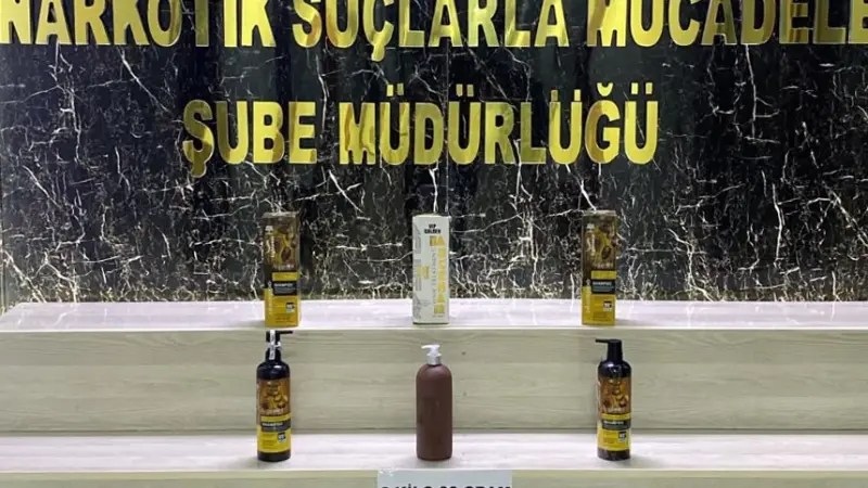 Şampuan şişelerinde 3 kilo sıvı metamfetamin ele geçirildi