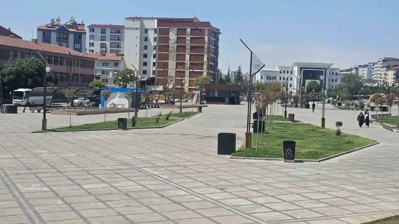 Elazığ’da sıcaklar cadde ve sokakları tenhalaştırdı