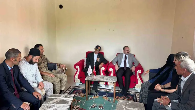 Arpaçay Kaymakamı Güvenç, Kıbrıs Gazisi Şimşir’i evinde ziyaret etti