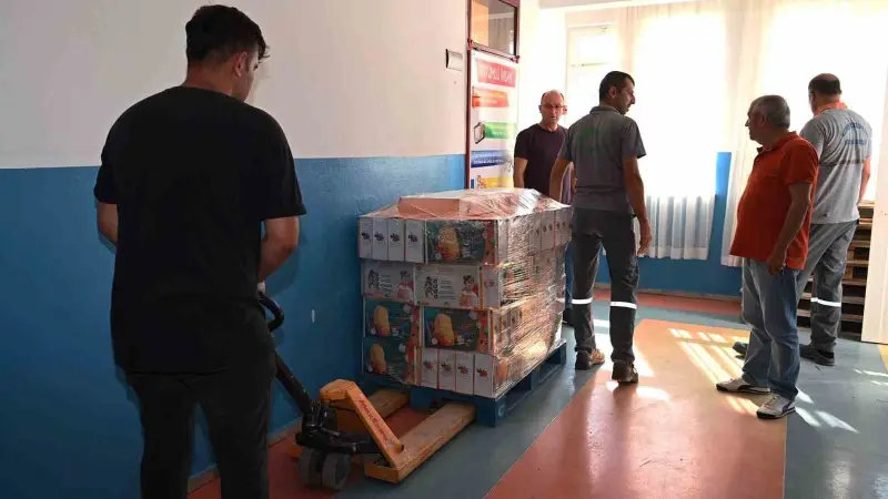 Kemer’de kırtasiye malzemelerinin dağıtımı devam ediyor