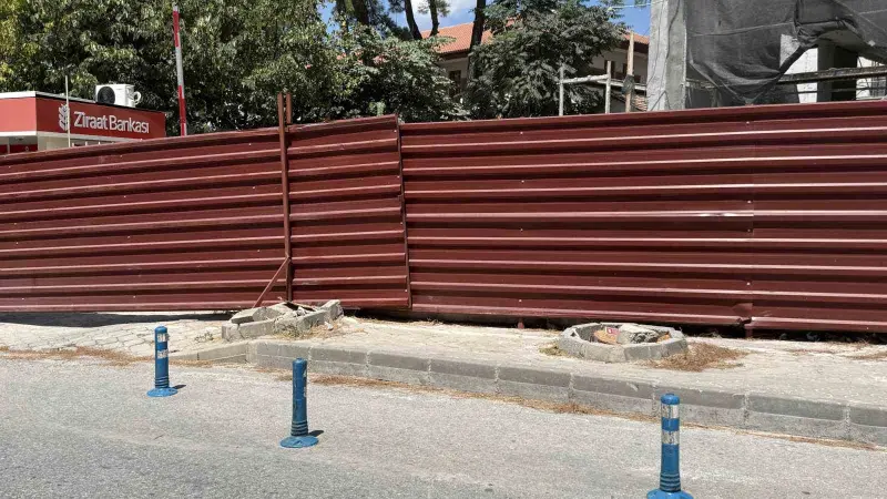 Menteşe’de riskli ağaçlar için kesim ve budama çalışması