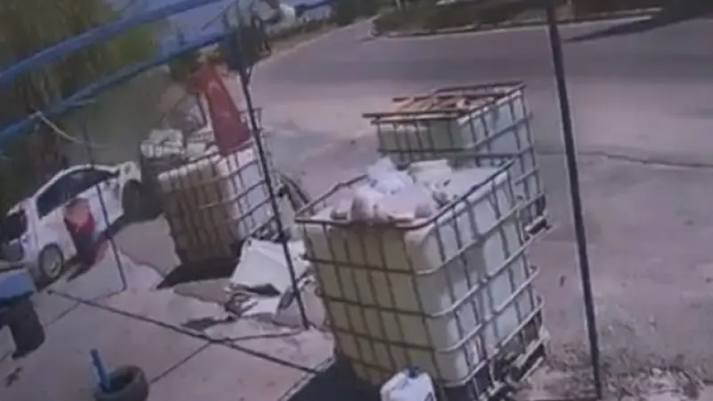 Virajı alamayan otomobil dükkana daldı