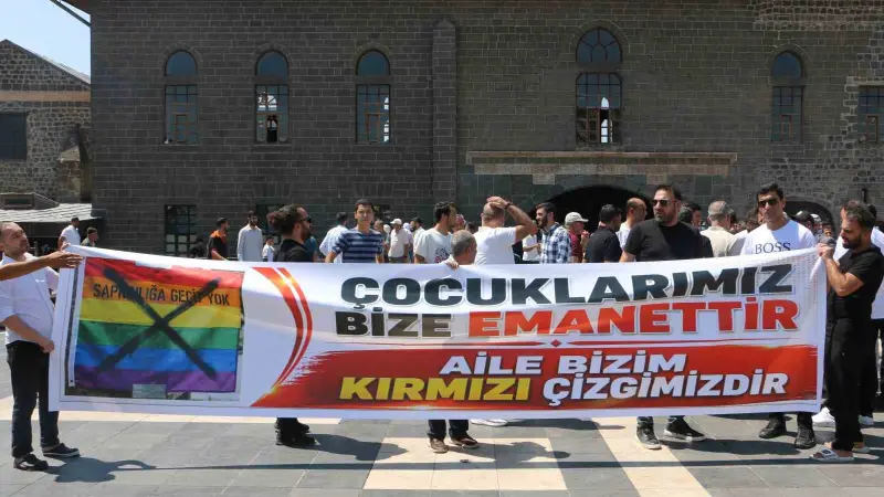 Van İnsan Hakları Derneği’nin LGBT bayrağı açmasına Diyarbakır’dan tepki