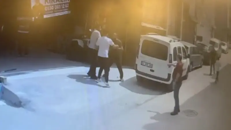 Mahalle savaş alanına döndü: Akraba kavgasında 1 kişi bıçaklandı, 6 kişi yaralandı