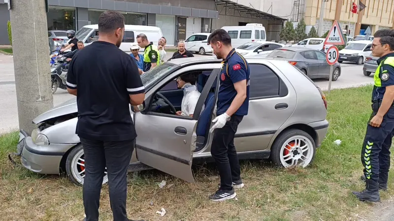 Kontrolden çıkan otomobil beton direğe çarptı: 1 yaralı