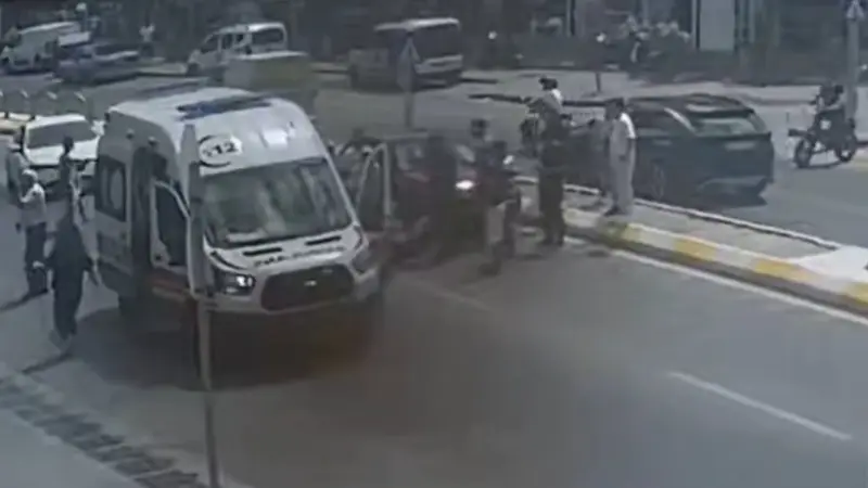 Edirne’de otomobilin çarptığı yaya yaralandı: Kaza anı kamerada