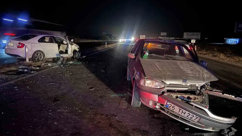 Eskişehir-Ankara yolunda iki otomobil çarpıştı: 5 yaralı