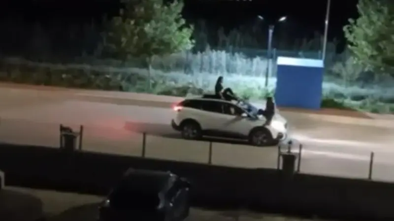 İki kadının seyir halindeki otomobilin üstünde tehlikeli yolculuğu kamerada