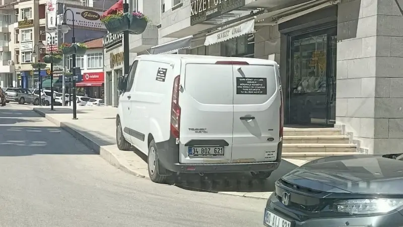 Bilecik’te kaldırım üstü parklanmalar yayaları isyan ettirdi