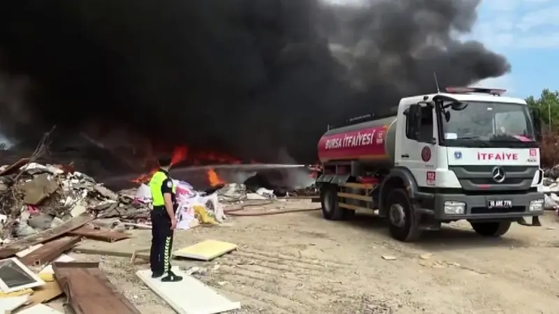 Geri dönüşüm tesisinde yangın paniği