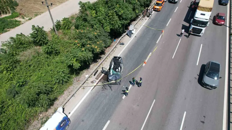 Tıra arkadan çarpan otomobilin tavanı koptu: Uzman onbaşı hayatını kaybetti