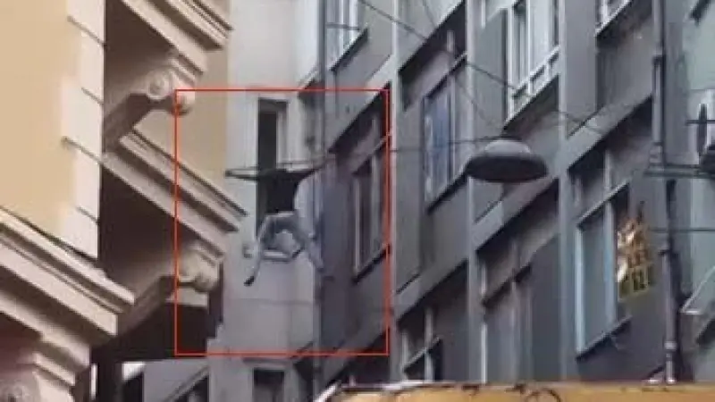 Beyoğlu’nda yürekleri ağza getiren anlar: Elektrik tellerinden açılan hava minderine düştü