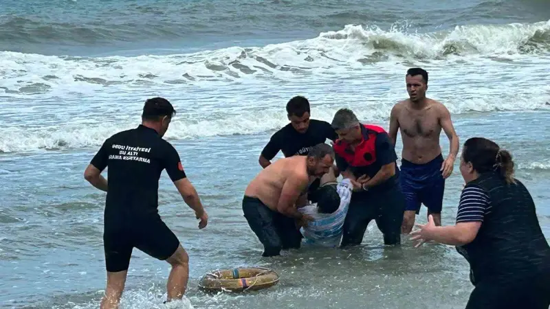 Ordu’da yasağa rağmen denize giren 2 kardeş boğulma tehlikesi geçirdi