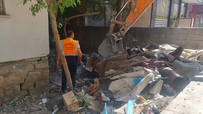 Siirt’te bir evden 2 kamyon çöp çıkarıldı