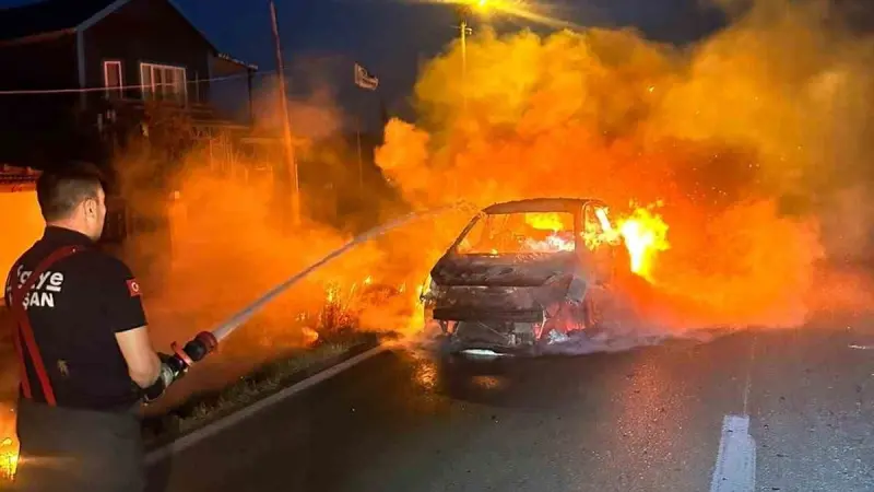 Keşan’da alev topuna dönen otomobil kullanılamaz hale geldi
