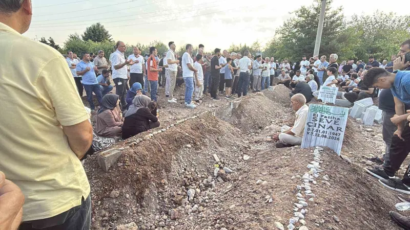 Diyarbakır’daki feci kazada ölen 5 kardeş ve 2 yeğen yan yana defnedildi