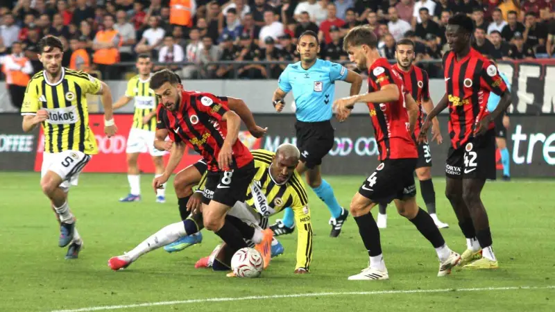 Trendyol Süper Lig: Gençlerbirliği: 1 - Fenerbahçe: 1 (İlk yarı)