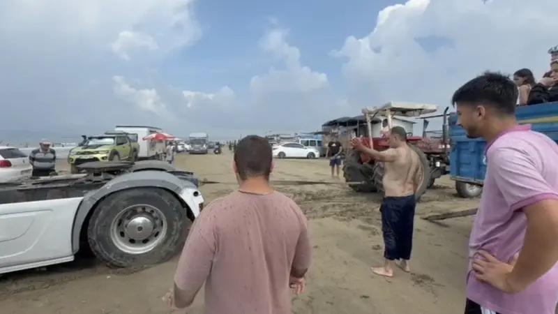 Kuma gömülen tırı iki traktör kurtardı
