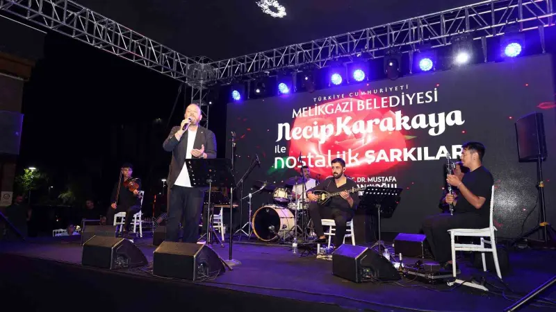Çarşı Melikgazi’de nostaljik şarkılar gönülleri fethetti