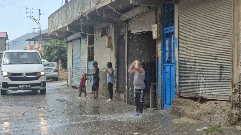 Gaziantep’te yaz yağmuru yüzleri güldürdü