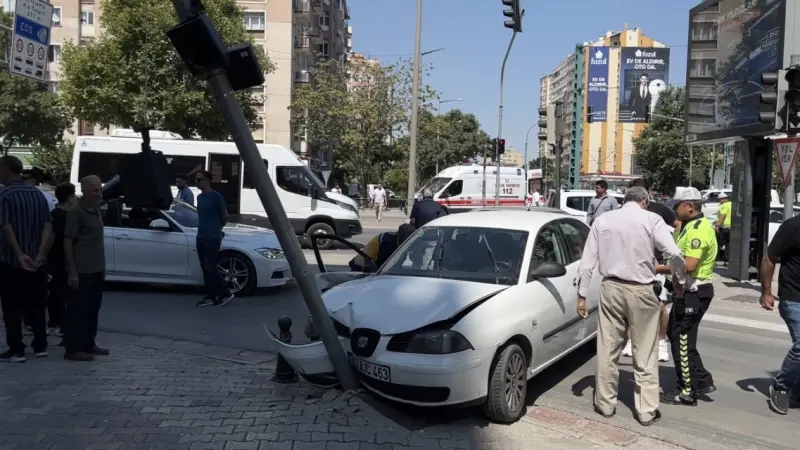 Otomobil ile kamyonet çarpıştı: 1’i çocuk 6 yaralı