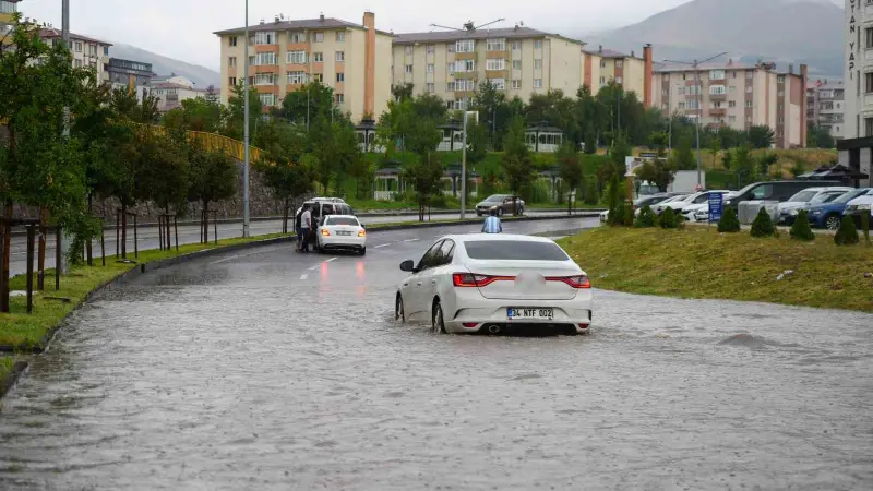 Erzurum’da yağış trafiği felç etti