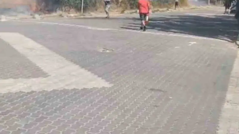 Trafonun patlaması sonucu çıkan yangın tatilcilere panik yaşattı
